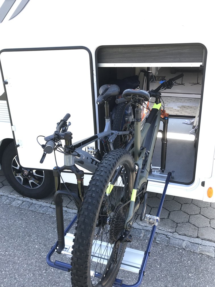 Zwei Elektrofahrräder auf veloboy T3 bereit zum Einladen in Wohnmobil