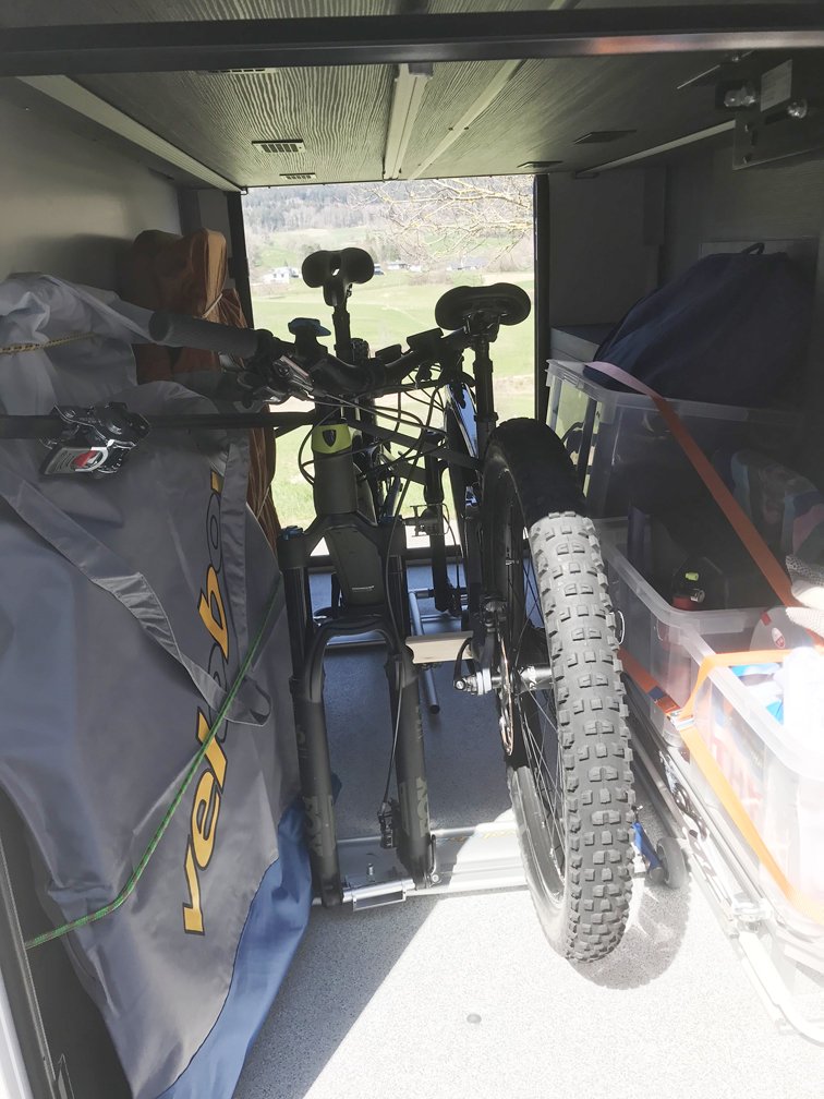 Zwei e-Mountainbikes mit dem veloboy T3 im Benimar Wohnmobil